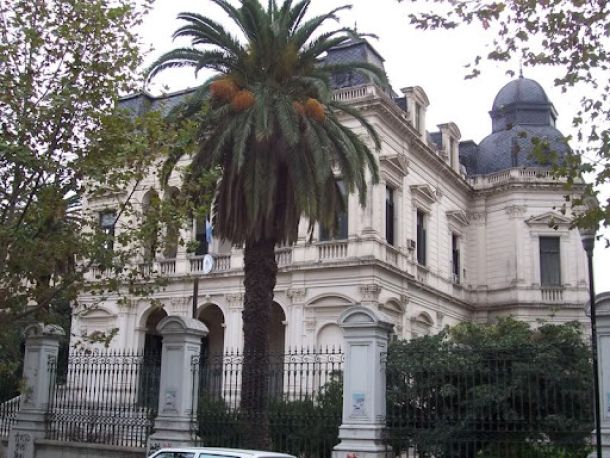 Una antigua casona convertida en la sede del tribunal donde los pasillos están desiertos.